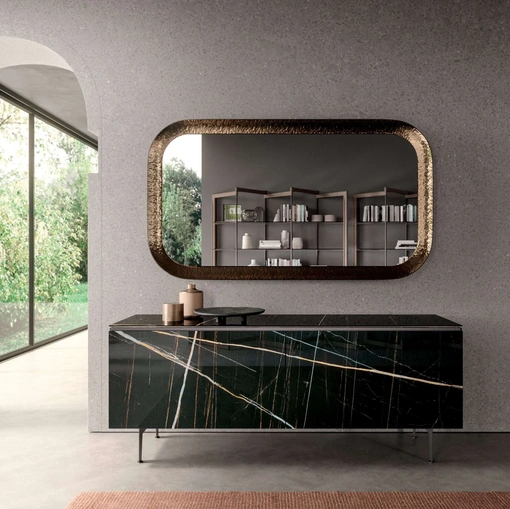 Madia moderna in marble glass Sahara Noir lucido con piedini in metallo Plana di Ozzio