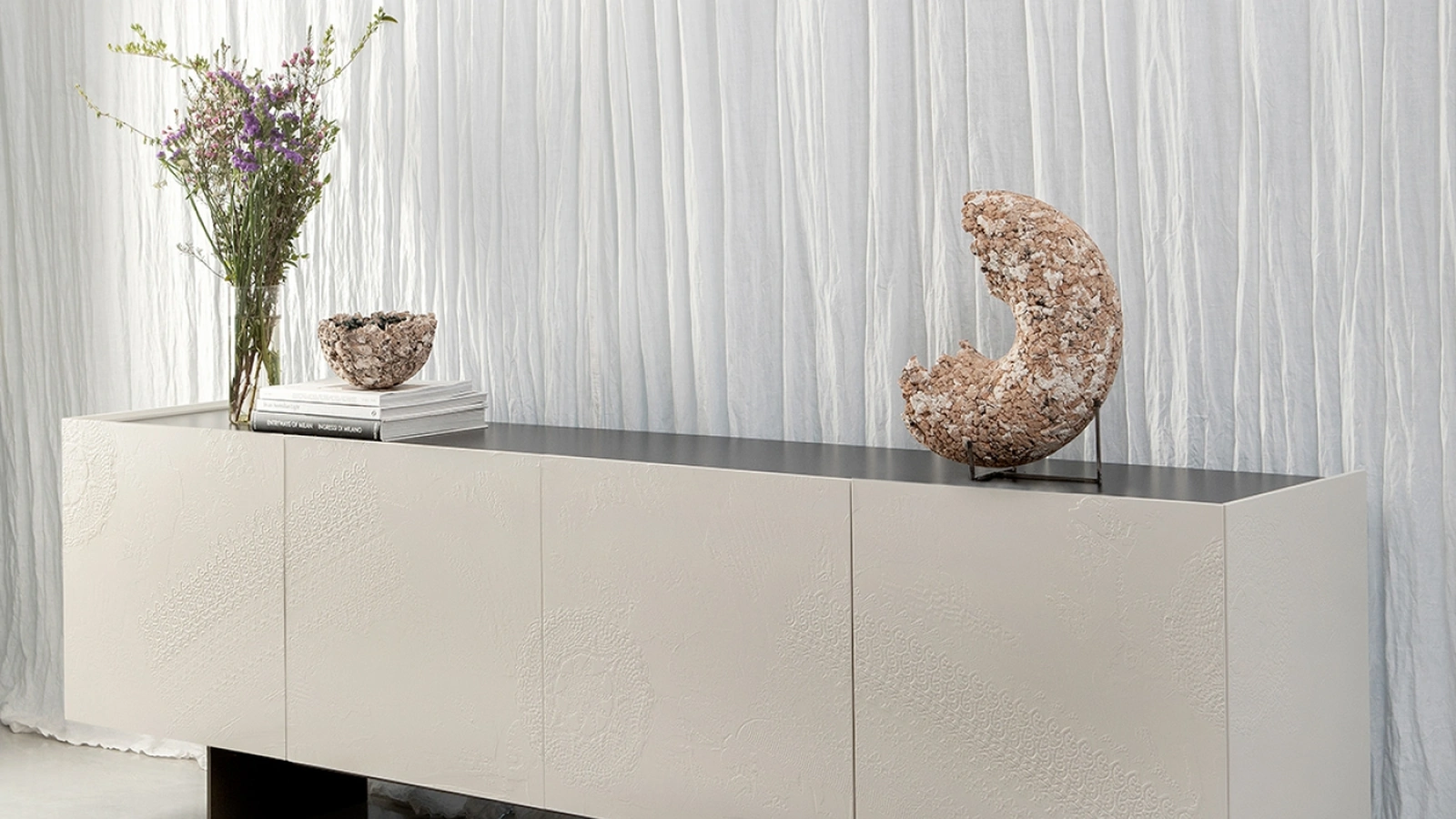 Madia Pizzo in spatolato di argilla con finiture in rilievo di Tonin Casa