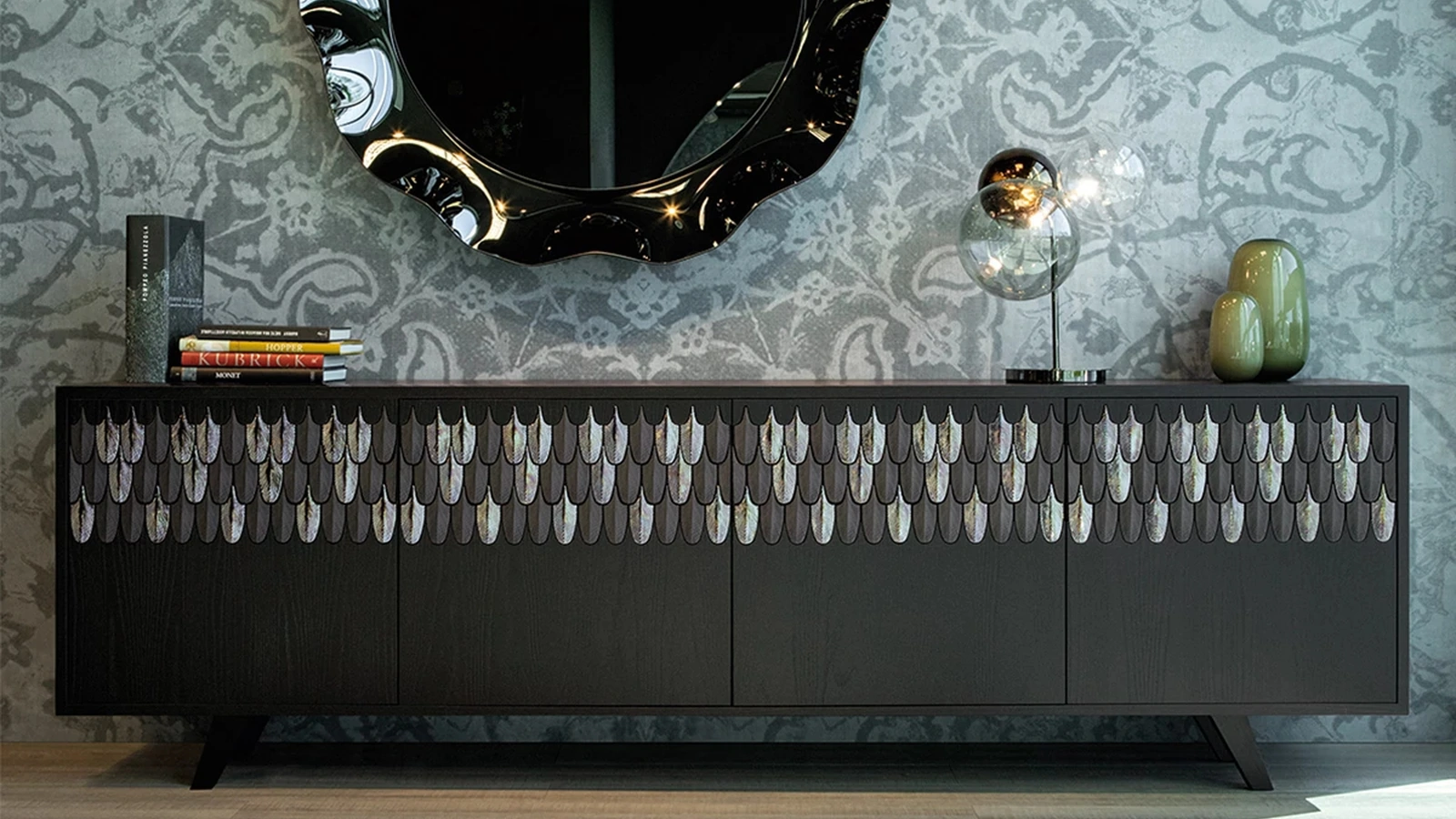 Madia Plume in legno con ante ricoperte da una leggera cascata di piume in ceramica smaltata sovrapposte l’una all’altra di Tonin Casa