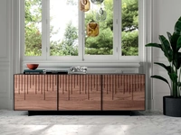 Madia Rain Wood a tre ante rivestita in legno con una cascata di listelli sempre in legno di Ozzio