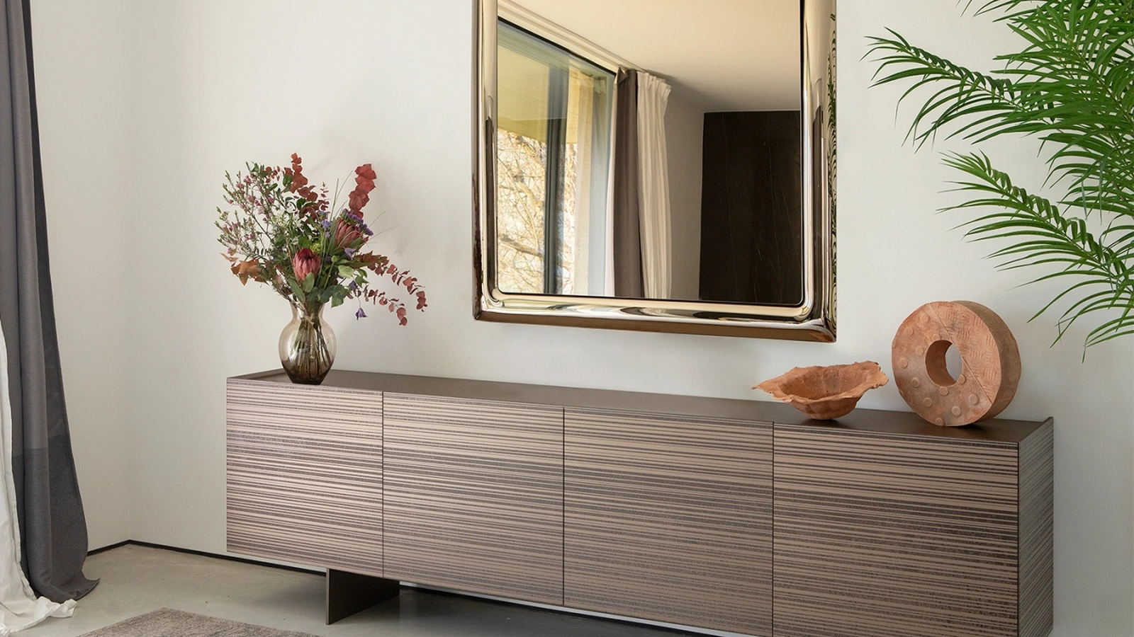 Madia Stripes in legno con finiture materiche di Tonin Casa