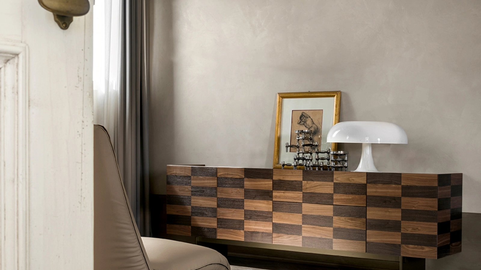 Madia Colosseo in legno Noce Canaletto lavorata finemente con intarsio laser di Tonin Casa