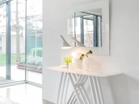 Mobile Ingresso Consolle Arpa con top in vetro e base in legno laccato curvato di Tonin Casa