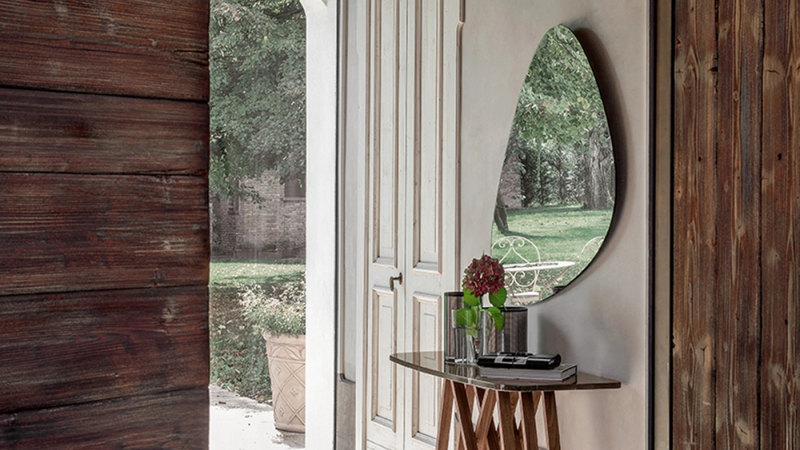 Mobile Ingresso Consolle Arpa con top in vetro e base in legno curvato di Tonin Casa