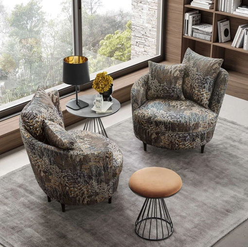 Poltrona Privè in tessuto floreale di Le Comfort