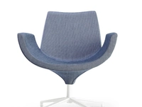 Poltroncina dal design avvolgente Beetle Low Back rivestita in tessuto imbottito con base girevole in alluminio di Infiniti