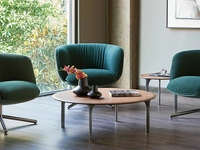 Poltroncina BomBom 4 Stars in tessuto imbottito con base in acciaio di Infiniti