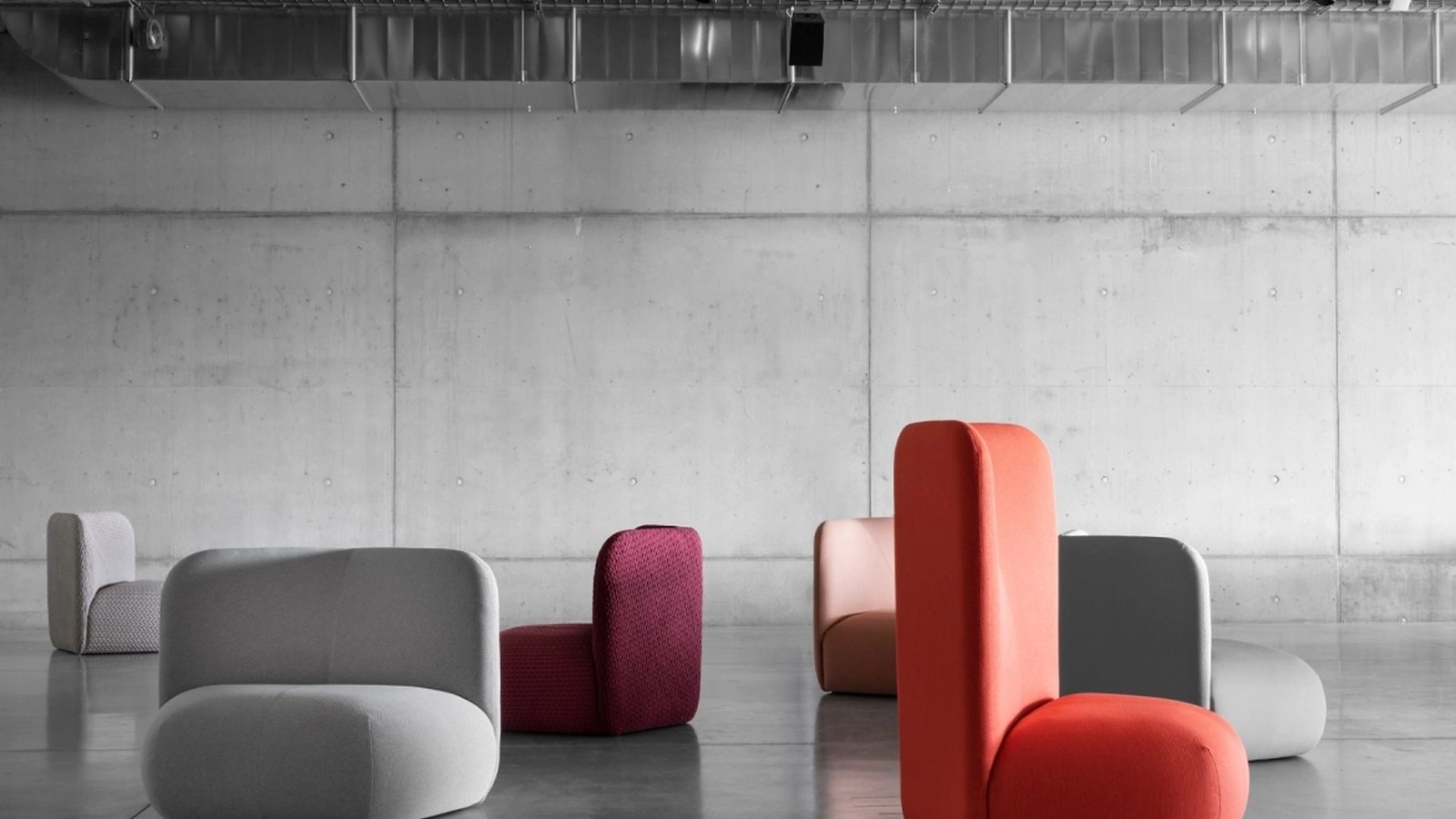 Poltrona Botera in tessuto con schinale realizzato in varie altezze di Miniforms