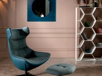 Poltrona Dolce Vita, comoda e accogliente, in tessuto con rivestimento esterno in pelle di Tonin Casa