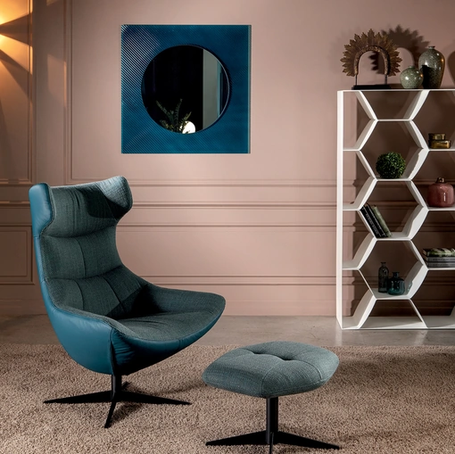 Poltrona Dolce Vita, comoda e accogliente, in tessuto con rivestimento esterno in pelle di Tonin Casa