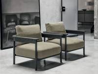 Poltrona Hood in tessuto con struttura in rovere di Tomasella