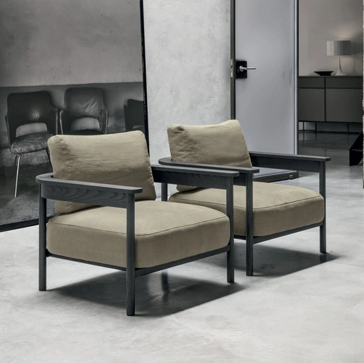 Poltrona Hood in tessuto con struttura in rovere di Tomasella