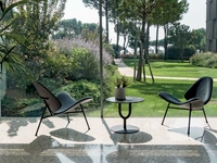 Poltroncina Kram di design in tessuto imbottito di Infiniti