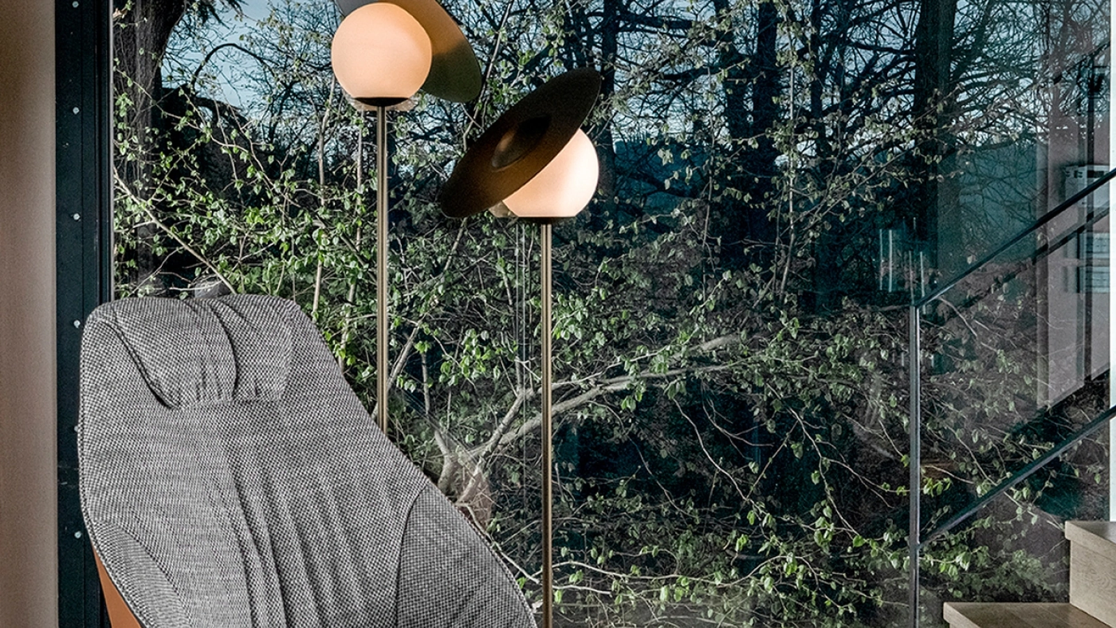 Poltroncina Mama in tessuto con rivestimento esterno in pelle e schienale alto di Tonin Casa