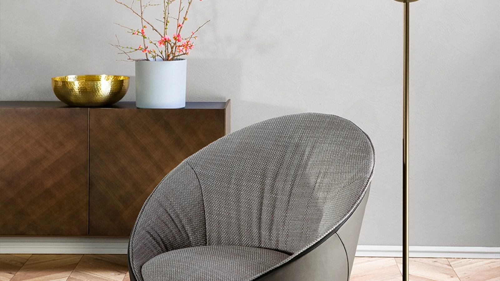 Poltroncina Mama in tessuto con rivestimento esterno in pelle e schienale basso di Tonin Casa