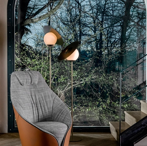 Poltroncina Mama in tessuto con rivestimento esterno in pelle e schienale alto di Tonin Casa