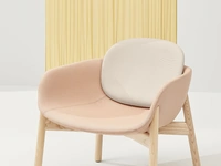 Poltroncina Peb Wooden Legs in tessuto imbottito con gambe in Frassino Naturale di Infiniti