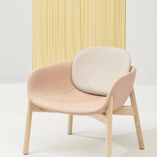 Poltroncina Peb Wooden Legs in tessuto imbottito con gambe in Frassino Naturale di Infiniti