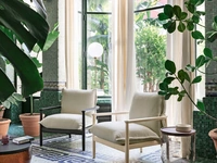 Poltrona Sergia in legno di frassino con cuscini in tessuto imbottito di Miniforms