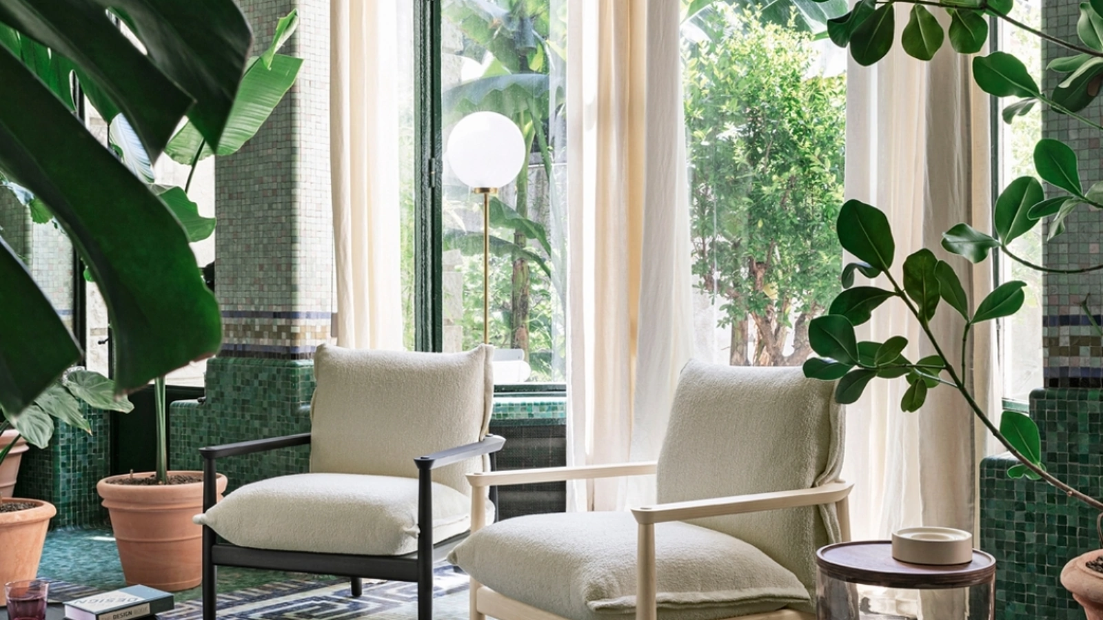 Poltrona Sergia in legno di frassino con cuscini in tessuto imbottito di Miniforms