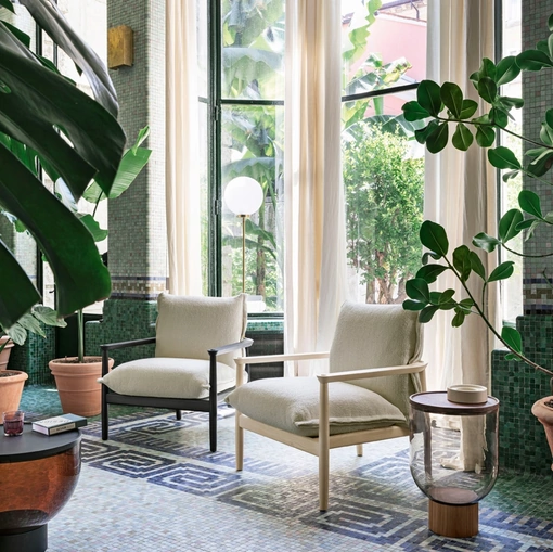 Poltrona Sergia in legno di frassino con cuscini in tessuto imbottito di Miniforms