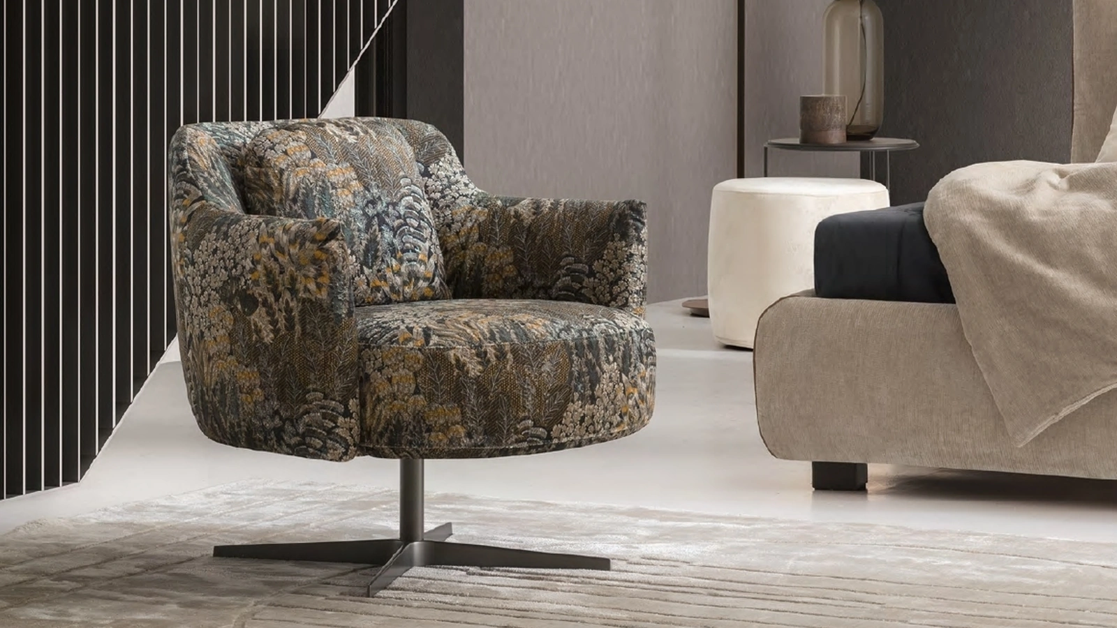 Poltroncina girevole in tessuto con motivo floreale Shelley di Le Comfort