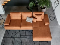 Divano in pelle con braccioli regolabili e penisola Landa di Calligaris