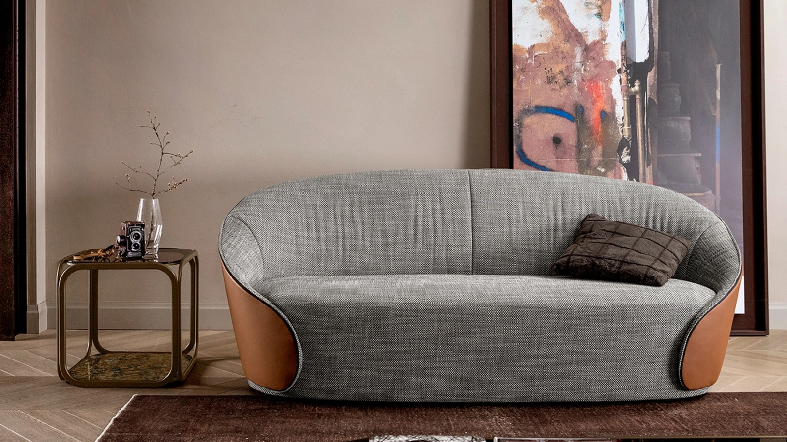 Divano avvolgente dal design ricercato in tessuto con rivestimento esterno in pelle Mama di Tonin Casa