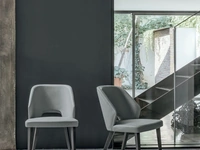 Sedia Adele in ecopelle con struttura in rovere carbone di Tomasella