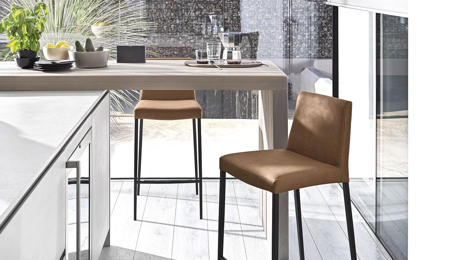 Sgabello in ecopelle con struttura in metallo verniciato Aida di Calligaris