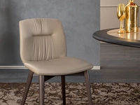 Sedia in ecopelle senza braccioli con gambe in legno Alexia di Tonin Casa