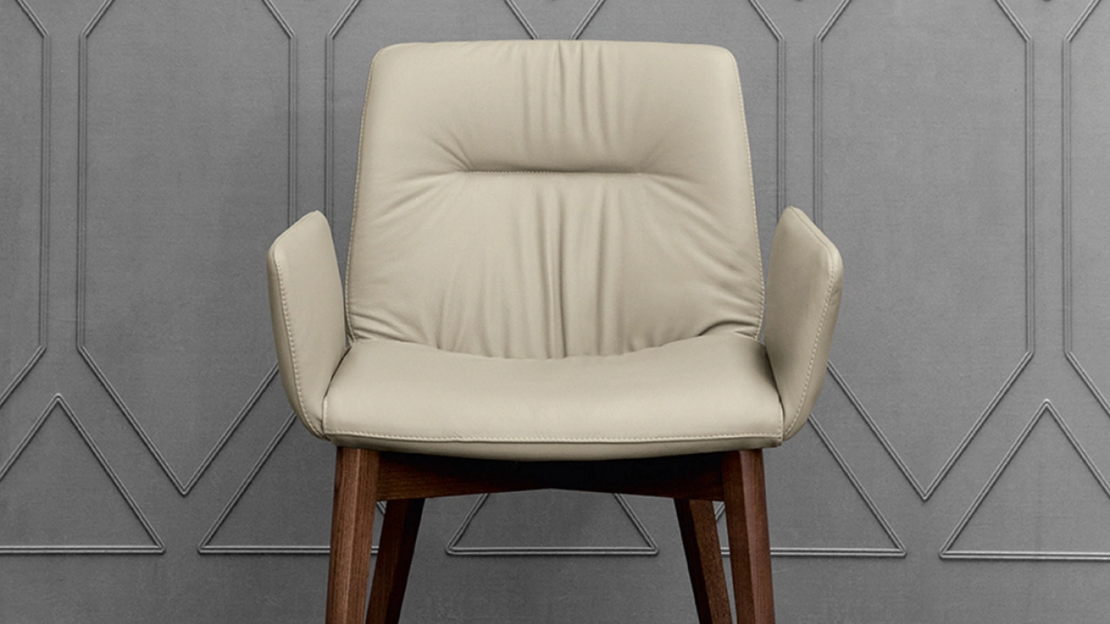 Sedia in ecopelle con braccioli con struttura in legno Alexia di Tonin Casa