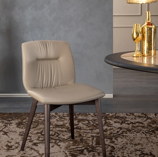 Sedia in ecopelle senza braccioli con gambe in legno Alexia di Tonin Casa