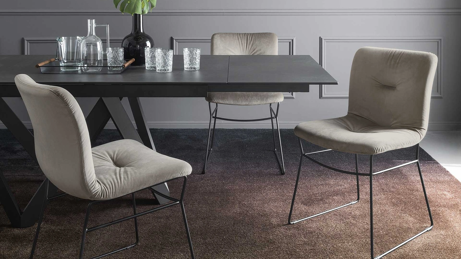 Sedia con imbottitura comfort e gambe in metallo a slitta Annie di Calligaris