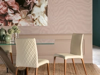 Sedia Aragona in pelle con schienale trapuntato e gambe in legno Élite di Tonin Casa