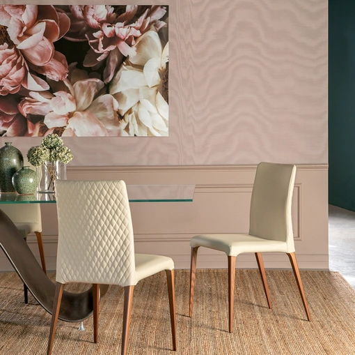 Sedia Aragona in pelle con schienale trapuntato e gambe in legno Élite di Tonin Casa