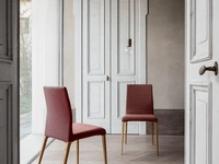 Sedia Aragona con rivestimento in tessuto e gambe in legno di Tonin Casa