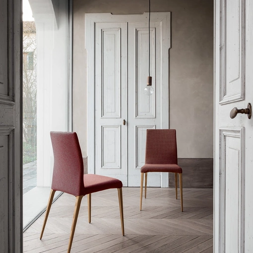 Sedia Aragona con rivestimento in tessuto e gambe in legno di Tonin Casa