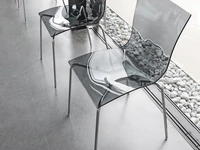 Sedia impilabile Aria Easy in polimerico con gambe in metallo cromato di Tonin Casa