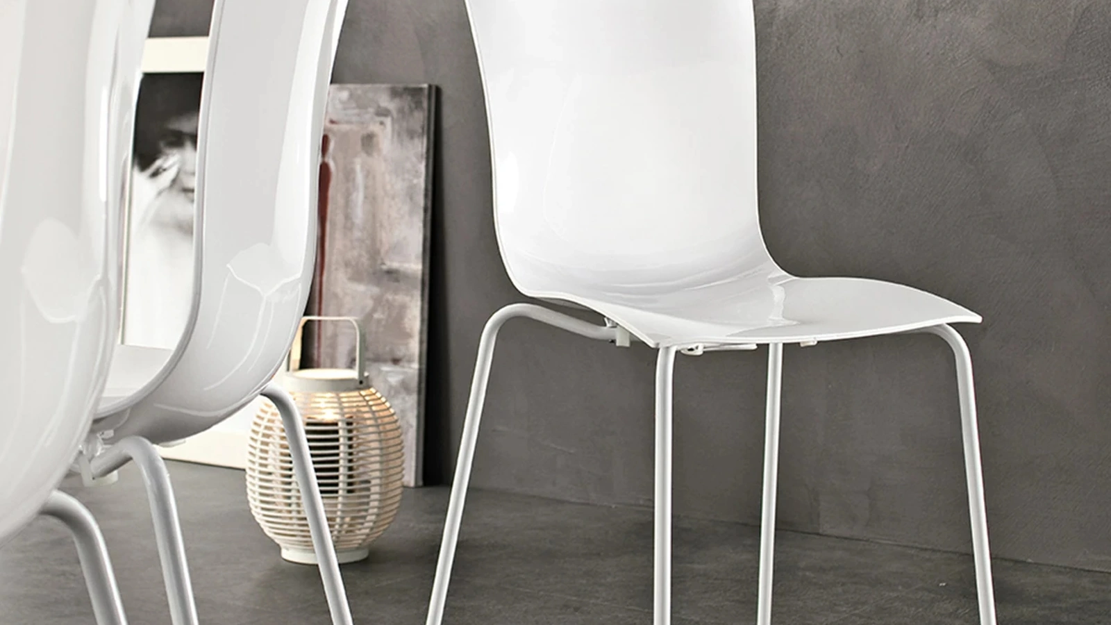 Sedia impilabile Aria Easy in polimerico con gambe in metallo cromato di Tonin Casa