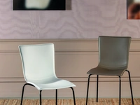 Sedia impilabile Aria Élite rivestita in cuoio con struttura in metallo di Tonin Casa