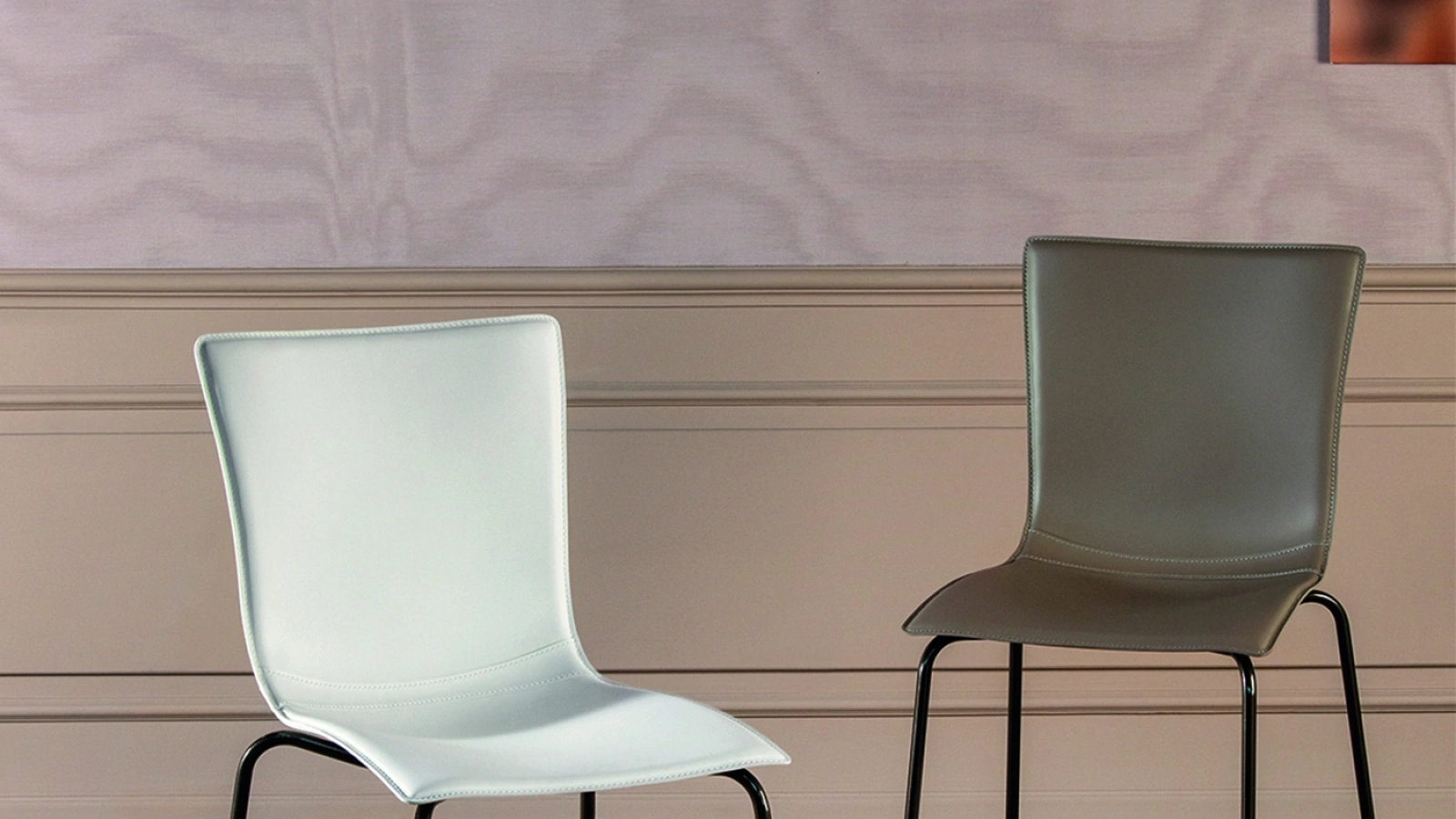 Sedia impilabile Aria Élite rivestita in cuoio con struttura in metallo di Tonin Casa