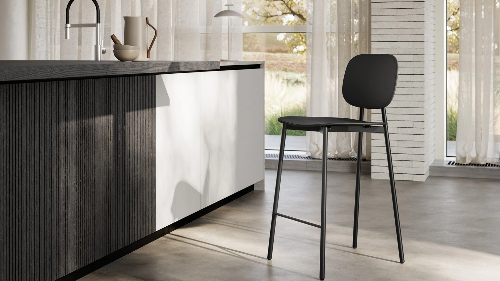 Sgabello Omega con struttura in metallo verniciato e seduta in polipropilene rinforzato con fibra di vetro di Arredo3