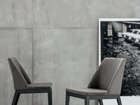 Sedia Atlas in tessuto con struttura in laccato poro aperto antracite di Tomasella