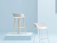 Sgabello Babila SG L in polipropilene con gambe in legno di Sedie Brianza