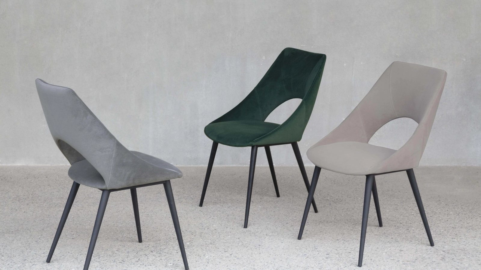 Sedia Barcellona rivestita in velluto con base in metalo verniciato nero di La Seggiola