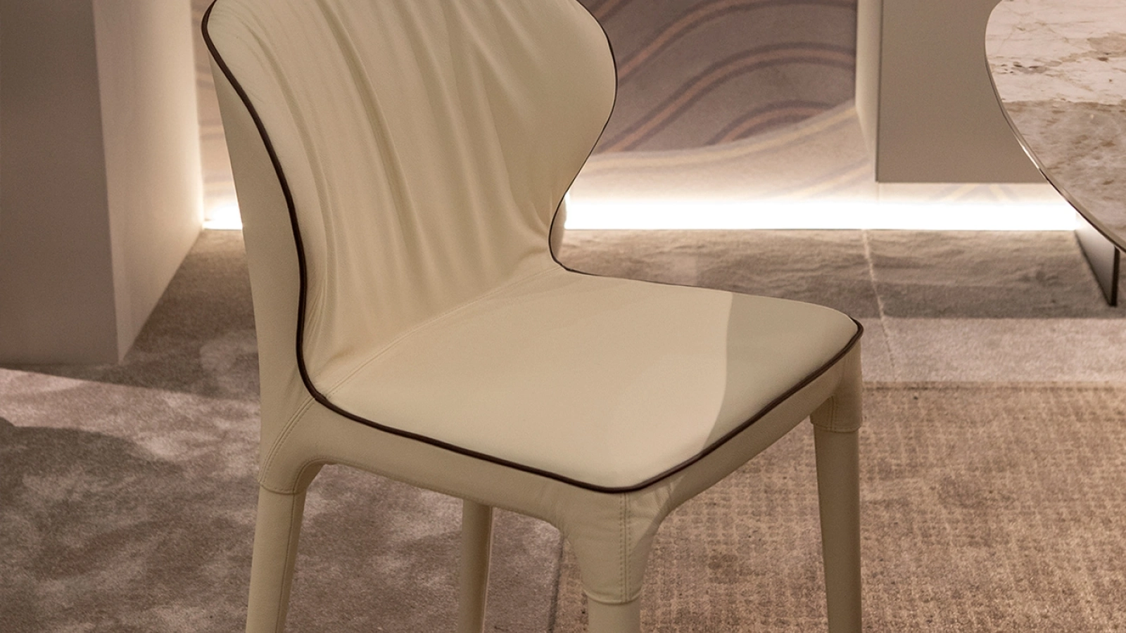 Sedia completamente rivestita in pelle Bea Plus di Tonin Casa