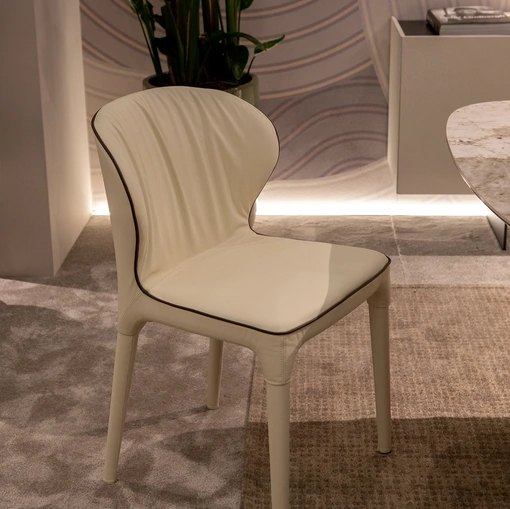 Sedia completamente rivestita in pelle Bea Plus di Tonin Casa