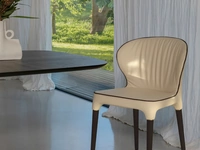 Sedia Bea in pelle con gambe in legno di Tonin Casa