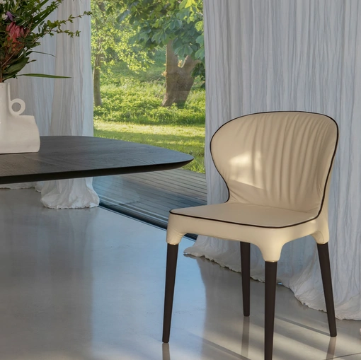 Sedia Bea in pelle con gambe in legno di Tonin Casa